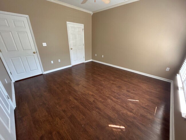 Building Photo - 1 Bedroom | 1.5 Bathroom Ground Level Rale...