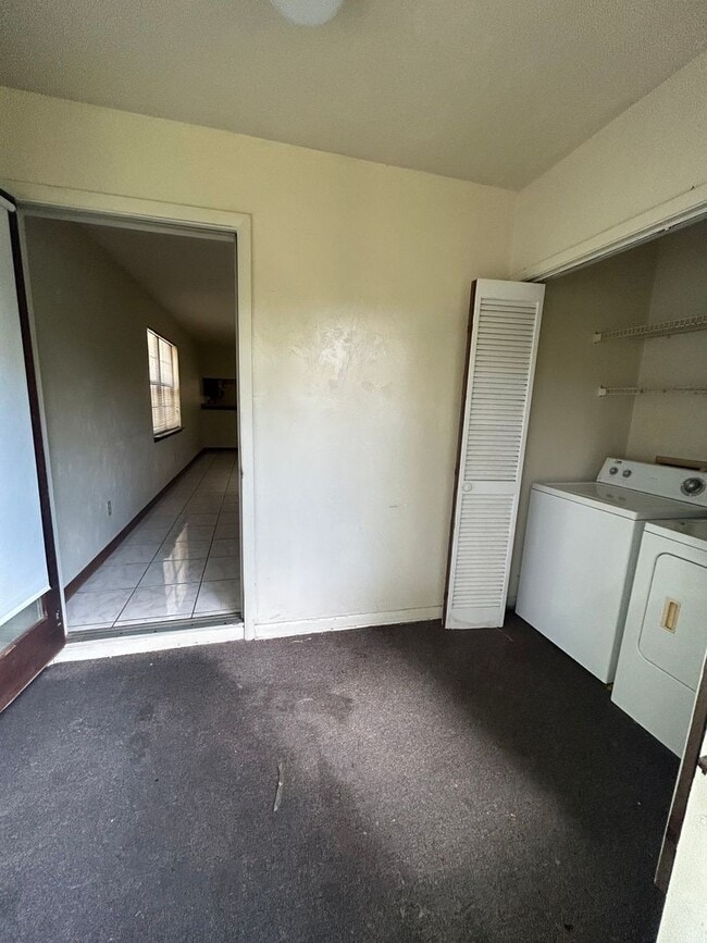 Building Photo - Large 2/2 flat, walking distance to Capita...