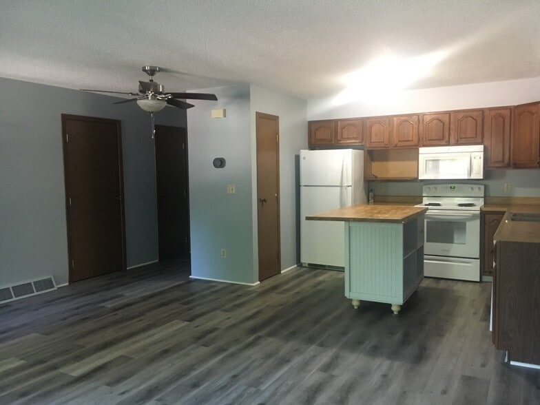 Spacious kitchen with center island and seamless open floor plan—perfect for cooking, entertaining, - 4903 W Kirkwood Cir