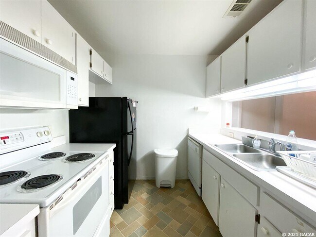 Building Photo - 4000 SW 23rd St