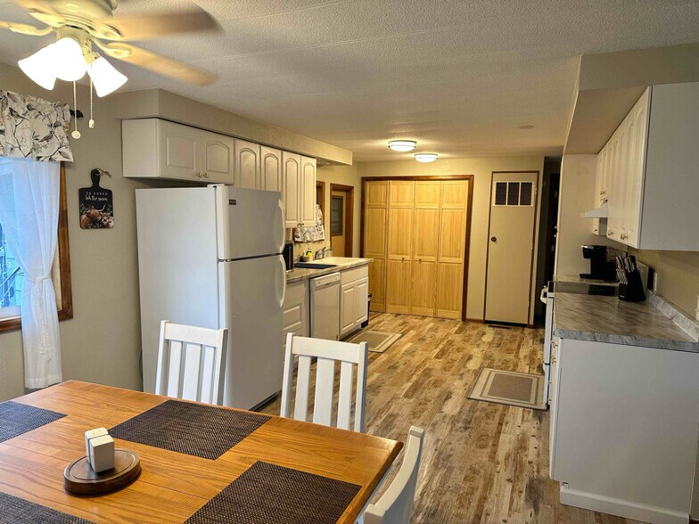 Building Photo - 712 SE Railroad Ave