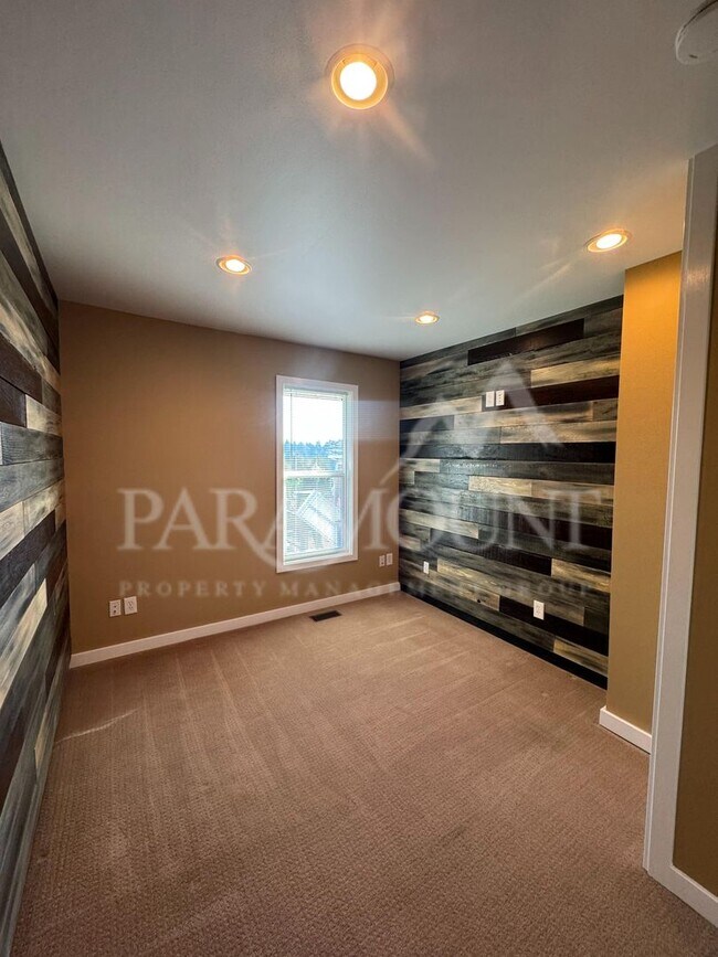 Building Photo - Stunning 3-bedroom, 1-bath home with a water view and fantastic amenities!