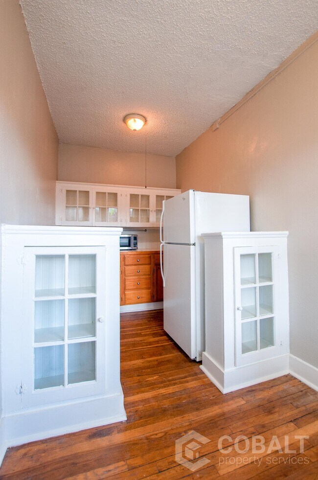 Building Photo - 674 Somerset Terrace NE