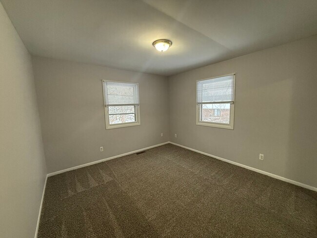 Building Photo - 2081-2083 Shangrai La Dr SE