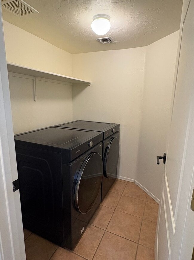 Building Photo - *AVAILABLE NOW* Gorgeous 3 bed/2 bath home...