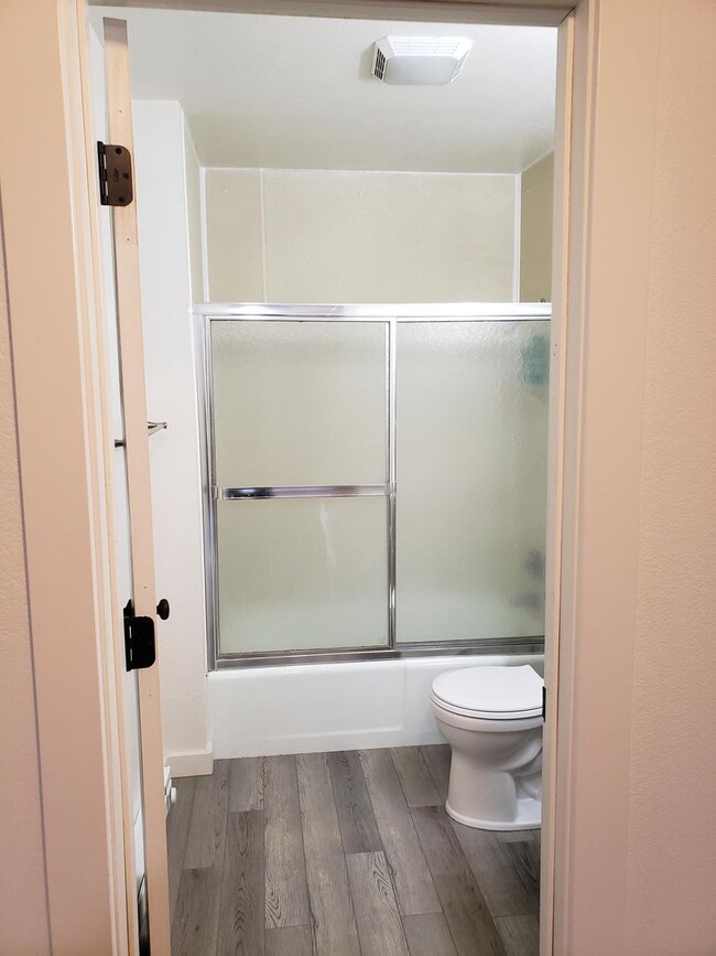 Building Photo - Recently Remodeled 1 Bedroom Apartment