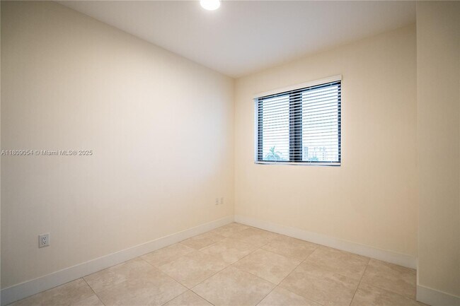 Building Photo - 1091 Galiano St