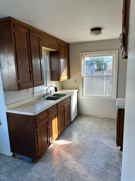 Building Photo - 1302 Kingston Ave