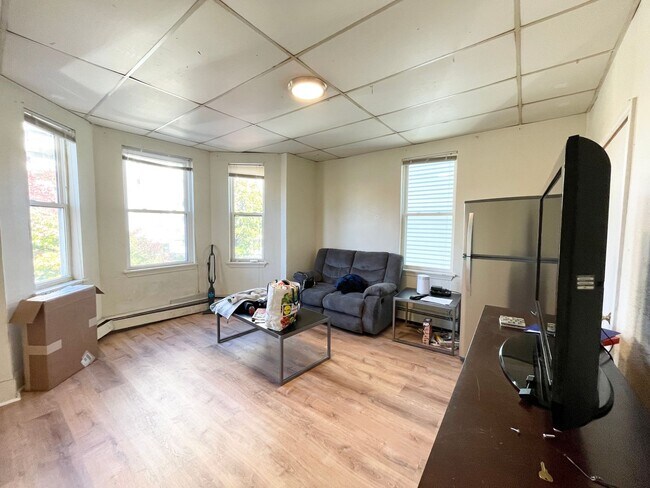 Building Photo - Spacious 3 Bed in Mission Hill – Student Friendly | Laundry in Building