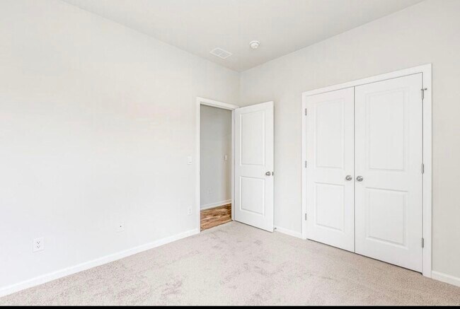 Building Photo - 620 Ladywood Dr
