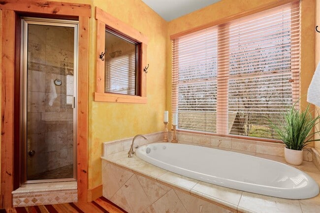 Building Photo - 912 E 51st St