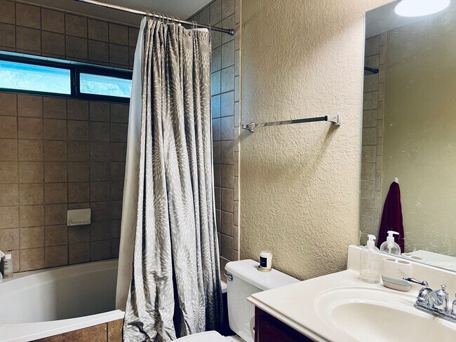 Building Photo - Two Bedroom Townhouse, Great Location!