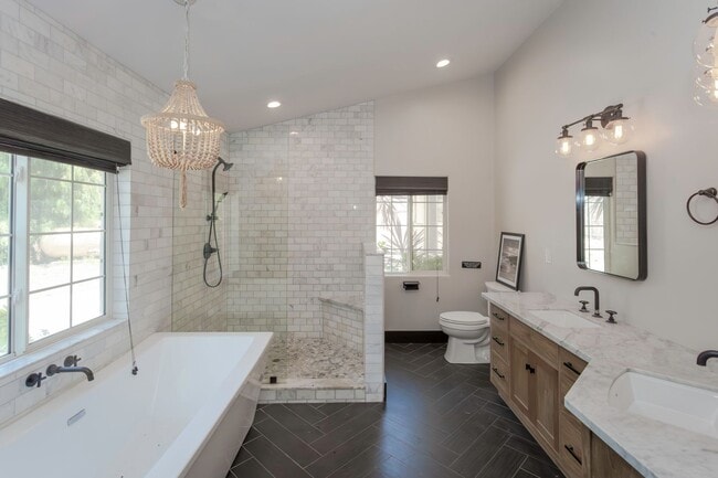 Building Photo - RANCH STYLE POOL HOME ON 2+ ACRES IN THE H...