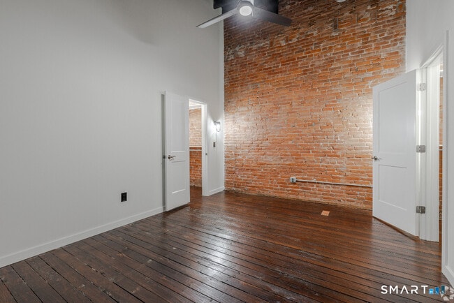 Building Photo - 424 Main St