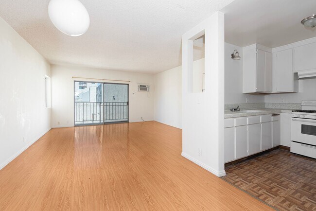 Building Photo - 911 W College St