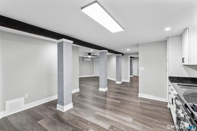 Building Photo - 548 Ferry St