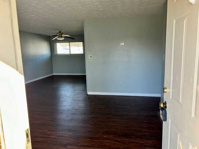 Building Photo - 3 bed 1 bath close to shopping, schools, parks and more!