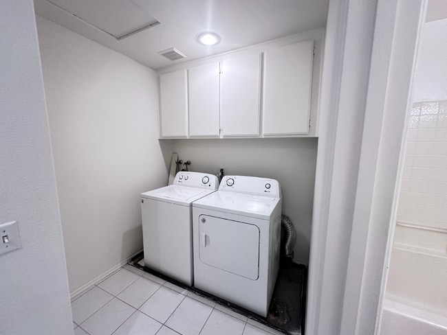 Building Photo - "Charming 2-Bed, 2-Bath Condo with Cozy Fireplace in Prime Stevenson Ranch Location!"