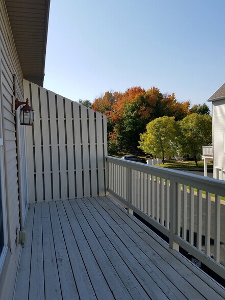 Balcony privacy screen - 2407 Foxglove Cir
