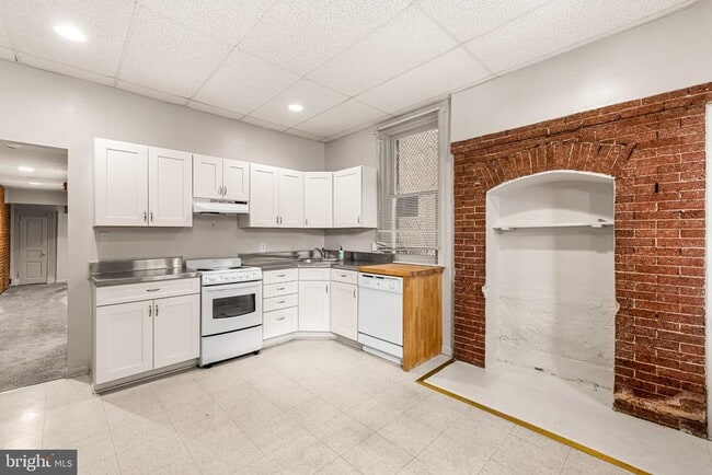 Building Photo - 1502 W Mt Royal Ave