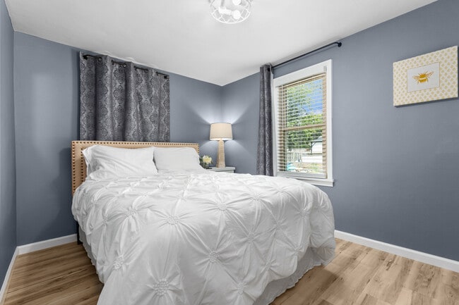 Building Photo - 302 E Wilson Ave