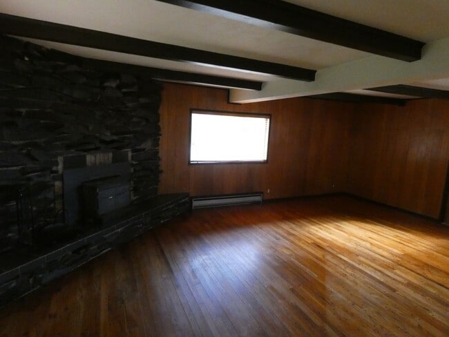 Building Photo - **Country Living **