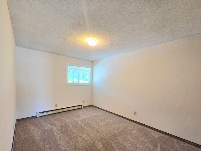 Building Photo - 939 N Baker Ave