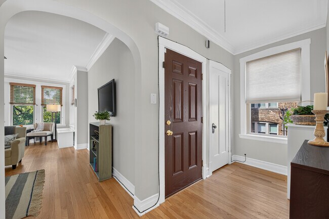 Building Photo - 414 S Harvey Ave
