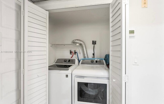 Building Photo - 8750 Royal Palm Blvd