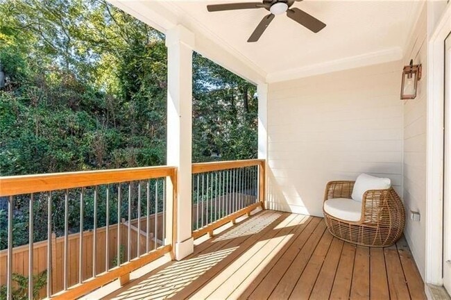 Building Photo - 722 Lakeview Ave NE