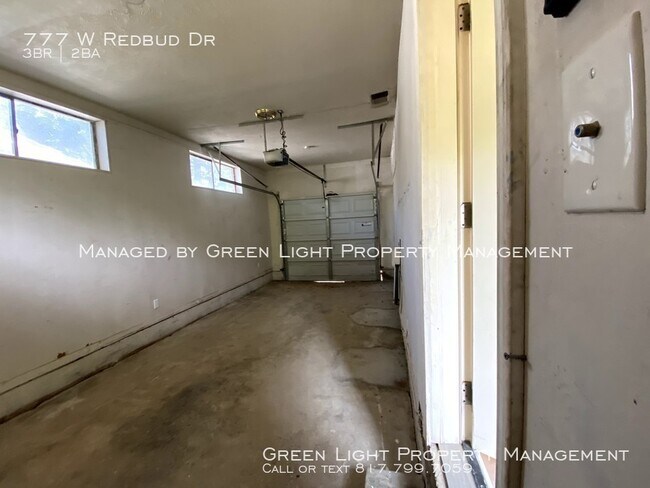 Building Photo - 777 W Redbud Dr