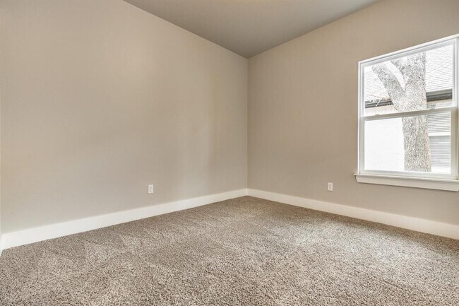 Building Photo - 2541 Fallview Dr