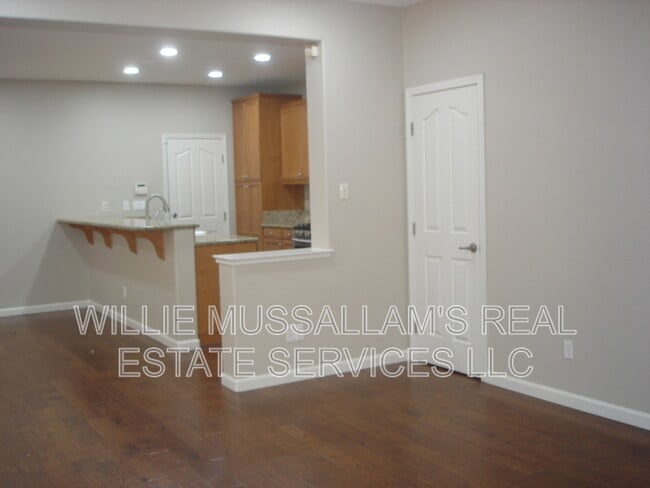 Building Photo - 284 W St Francis Ave