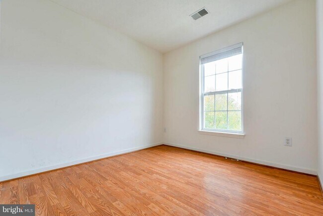 Building Photo - 1447 Pangbourne Way