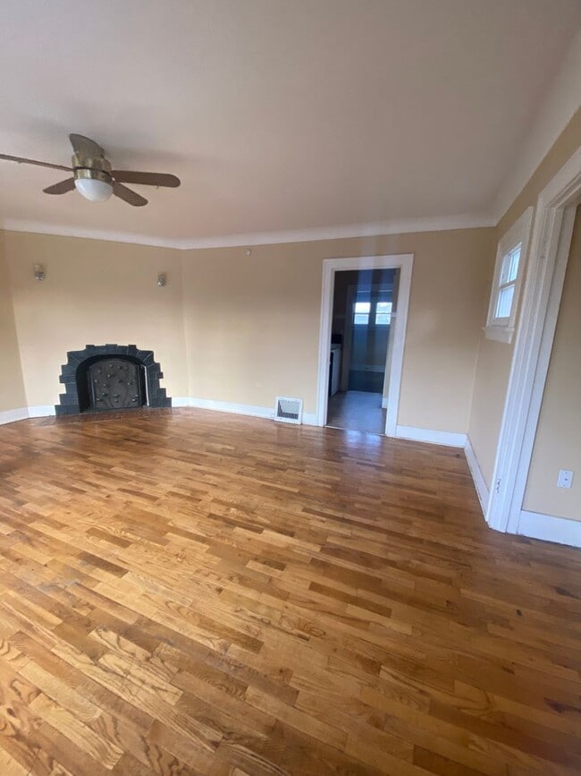 Building Photo - L205