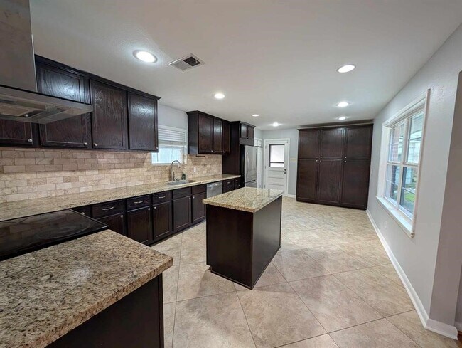 Building Photo - 5306 Briarbend Dr