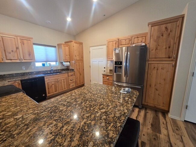 Building Photo - Unfurnished, 1-Year Long-Term Rental