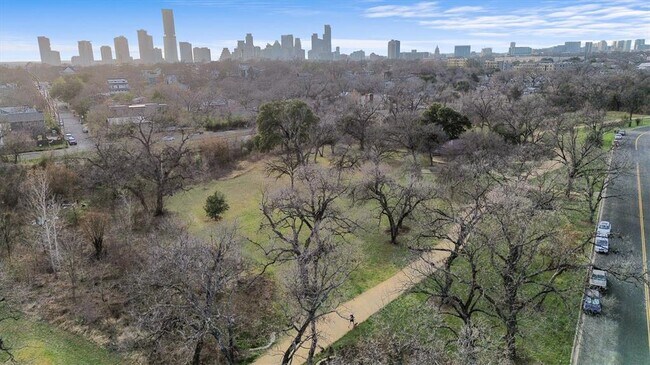 Building Photo - 2715 Zaragosa St