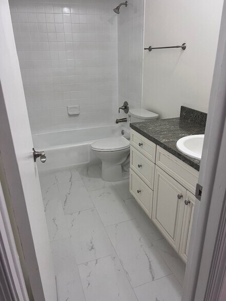 Building Photo - 800 Ibis Way