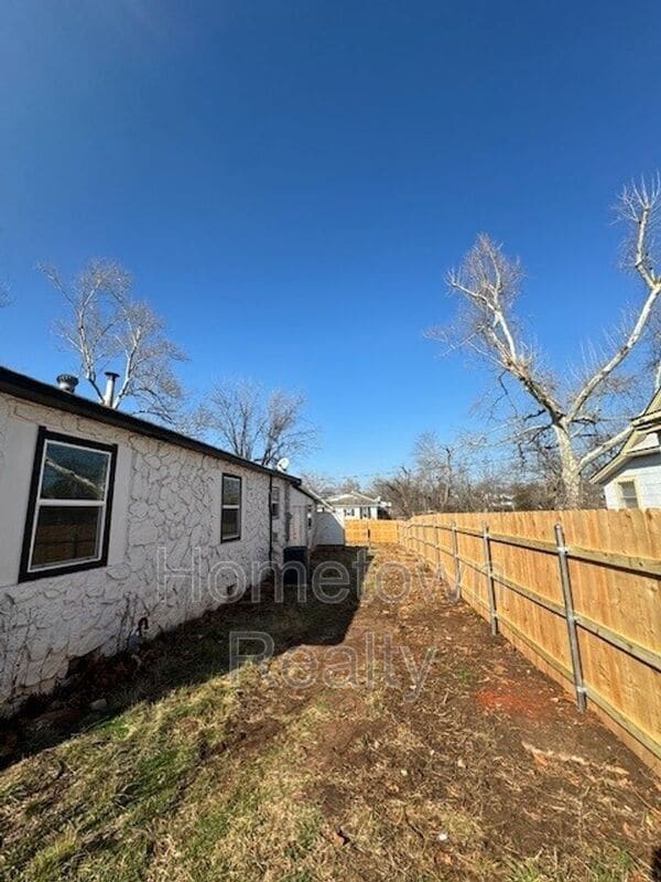 Building Photo - 1103 N Louisa Ave