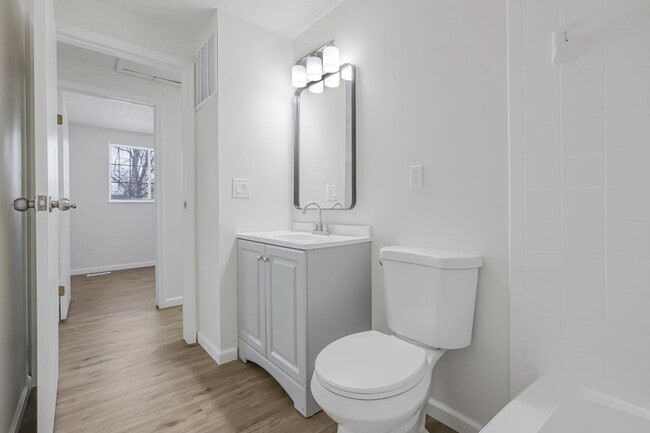 Building Photo - 874 Hilton Dr