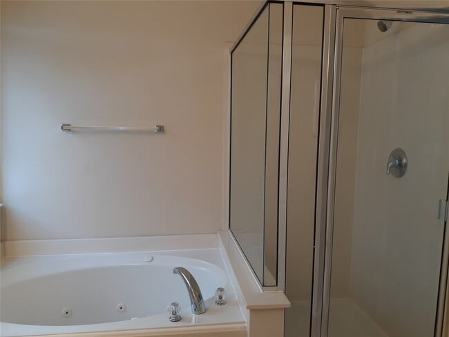 Building Photo - 16914 Great Oaks Glen Dr