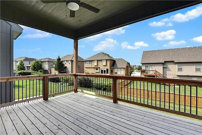 Building Photo - Stunning 4 Bedroom Home in Overland Park