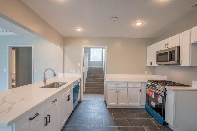 Building Photo - Gorgeous 3 Bedroom Remodel, BA Schools!