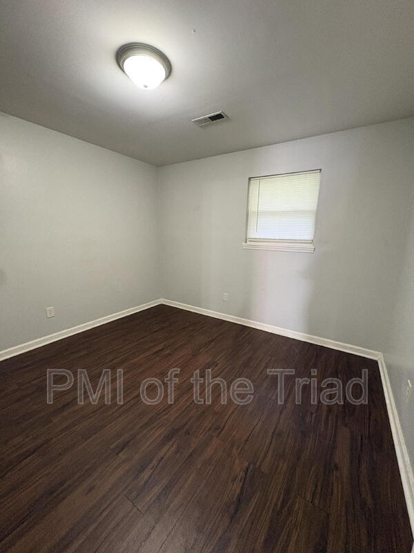 Building Photo - 1600 Oak Croft St