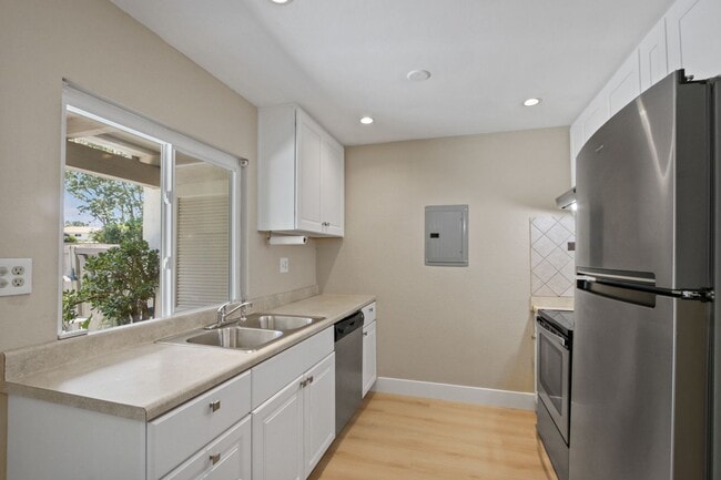 Building Photo - 23732 Hillhurst Dr