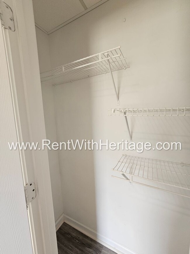 Building Photo - Gorgeous 5 bedroom/ 3 bath/ Upgrades Galor...