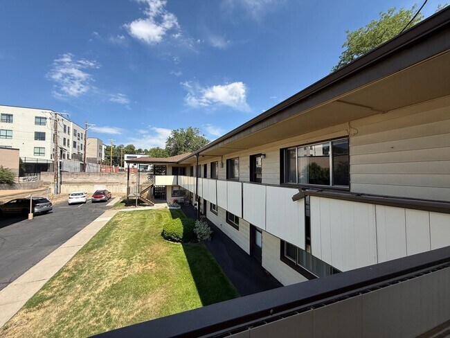 Building Photo - Spacious One-Bedroom Condo in Millcreek!