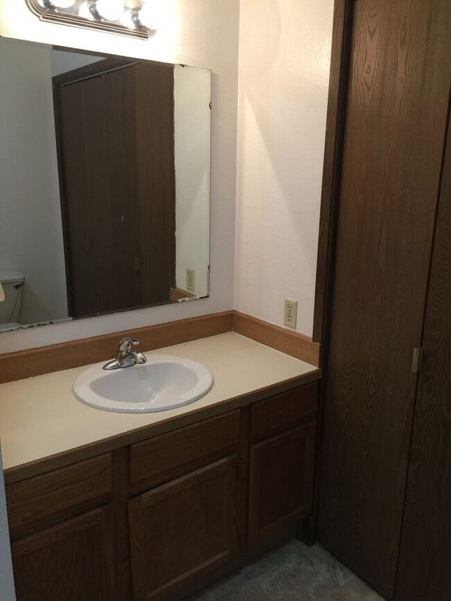 Building Photo - South Anchorage Beautiful 3 bed townhouse ...