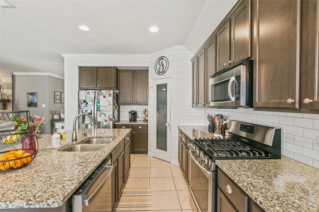 Building Photo - 913 Freesia Dr